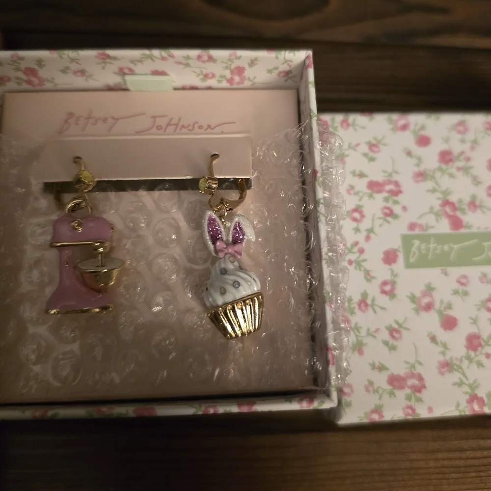 Betsey JohnsonSpring Bunny Cupcake Mismatch Drop Earrings - Picture 10 of 14